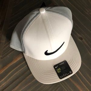 NWT Nike aerobill SnapBack hat, white and gray